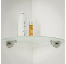 Hoekrek met glazen plank in de badkamer.