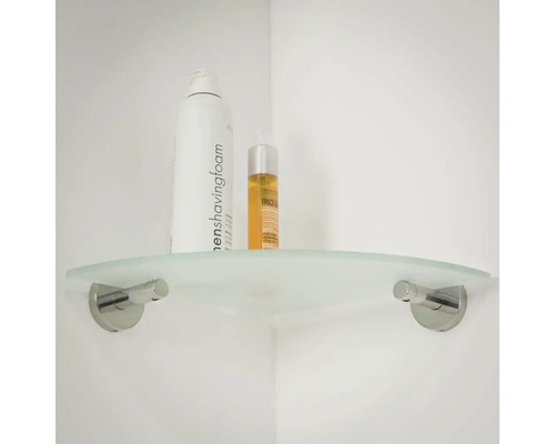 Hoekrek met glazen plank in de badkamer.