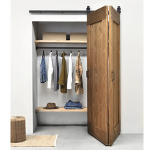 Inloopkast met houten deur en kledingroede