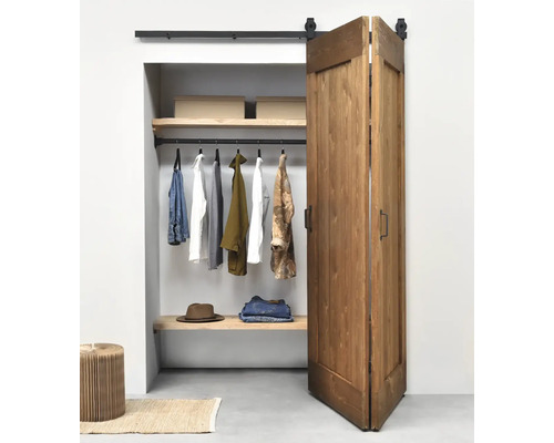 Inloopkast met houten deur en kledingroede