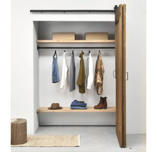 Open kledingkast met planken, kledingroede en kleding