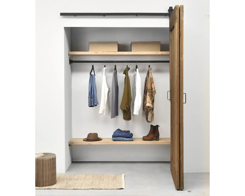 Open kledingkast met planken, kledingroede en kleding