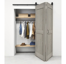 Open kledingkast met schuifdeursysteem en kleding