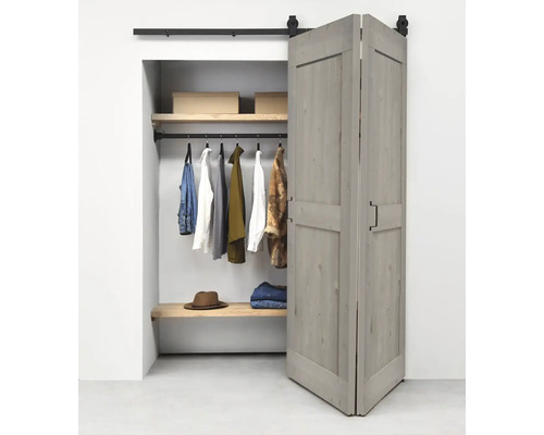 Open kledingkast met schuifdeursysteem en kleding