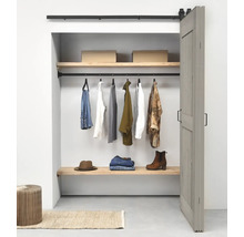 Inloopkast met kleding, planken en schuifdeur