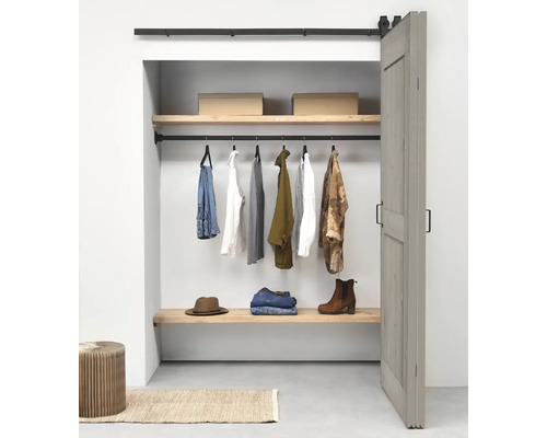 Inloopkast met kleding, planken en schuifdeur