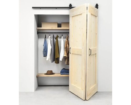 Open kledingkast met kleding en schuifdeur