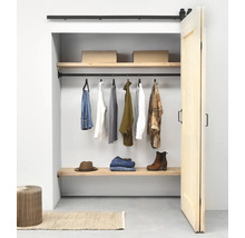 Inloopkast met schuifdeur, kledingroede, planken en diverse kledingstukken