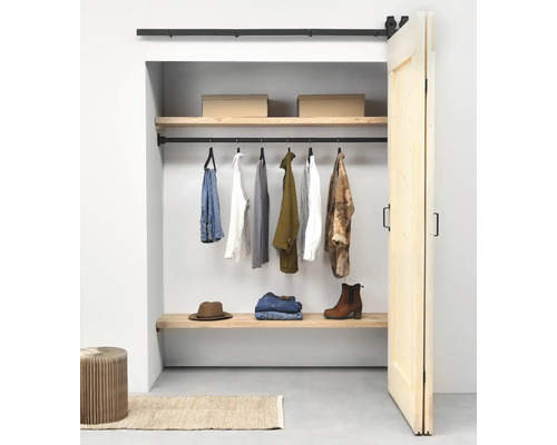 Inloopkast met schuifdeur, kledingroede, planken en diverse kledingstukken