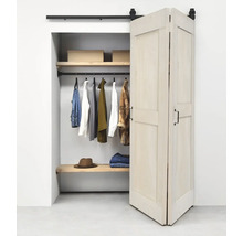 Open inloopkast met witte schuifdeur en kleding