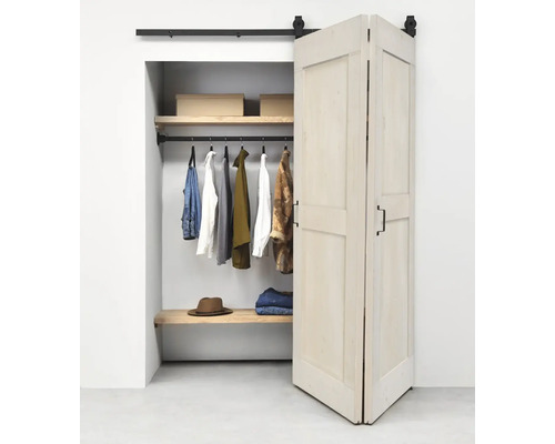 Open inloopkast met witte schuifdeur en kleding