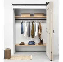 Open kledingkast met kleding, planken en schuifdeur