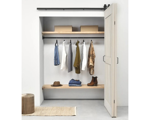 Open kledingkast met kleding, planken en schuifdeur