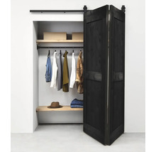 Inloopkast met schuifdeur en kledingroede