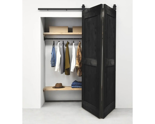 Inloopkast met schuifdeur en kledingroede