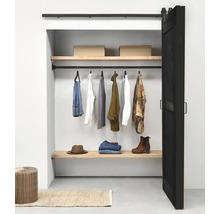 Open kledingkast met kleding, schoenen en accessoires