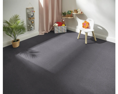 Kindvriendelijke kamer met grijze vloerbedekking, versierd met speelgoed en planten