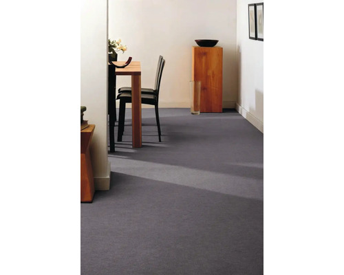 Interieurscene met tapijt, een eettafel en decoratie