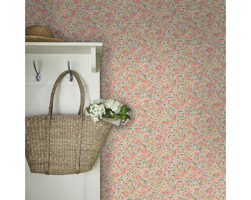 Scene met bloemenbehang, kapstok, tas en hoed