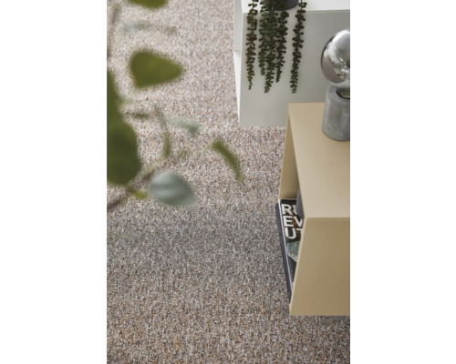 Close-up van een tapijt naast een bijzettafel en een plant