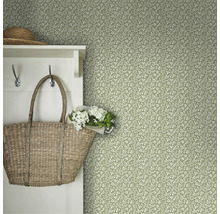 Wanddecoratie met bloemenbehang, kapstok en decoratie