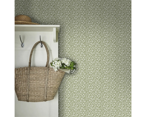 Wanddecoratie met bloemenbehang, kapstok en decoratie