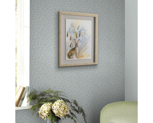 Decoratieve ruimte met behang met patroon en een ingelijste konijnenafbeelding aan de muur