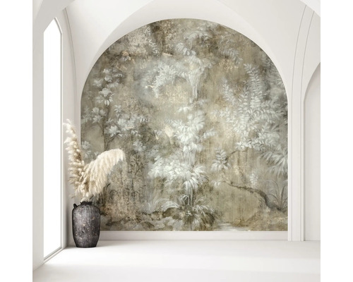 Een kamer met een wandtapijt met een bloemmotief, met een vaas met veren op de voorgrond.