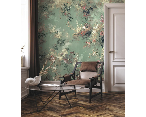 Woonkamer met bloemenbehang, fauteuil en tafel