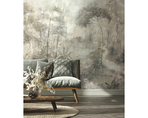 Woonkamer met bosbehang, bank en houten tafel