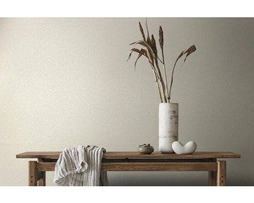 Wand met textielbehang, decoratie en houten tafel
