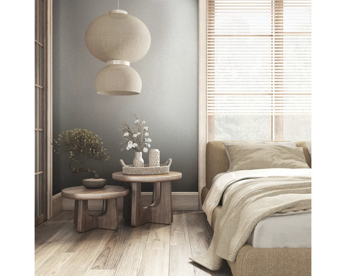 Slaapkamer met bed, nachtkastjes, decoratie, lamp en jaloezieën voor een lichte en georganiseerde sfeer.