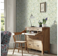Kamer met bloemenbehang, houten bureau en stoel