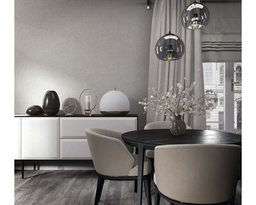 Eetkamer met eettafel, stoelen, dressoir en hanglampen