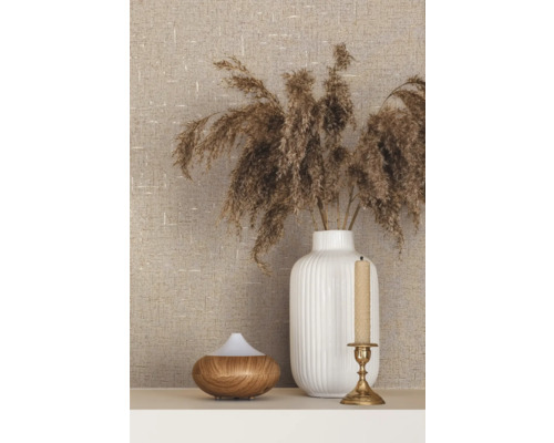 Decoratieve scène met vliesbehang, vaas, kaars en diffuser