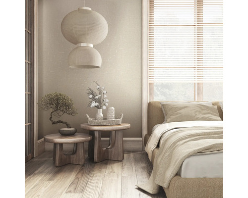 Slaapkamer met bed, nachtkastjes, decoratie en papieren lantaarns