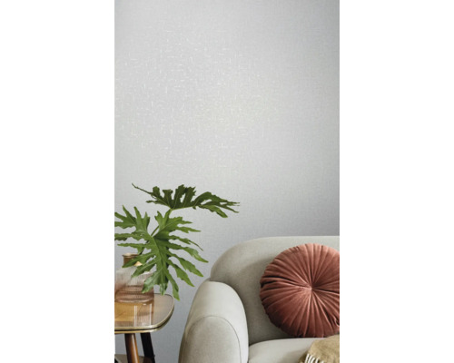 Lichte kamer met gestructureerd behang, bank, sierkussen en plant in pot