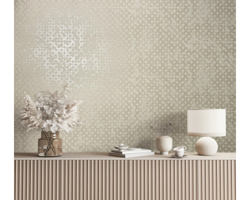 Kamerzicht met behang met motief, dressoir en decoratieve objecten zoals vaas en lamp