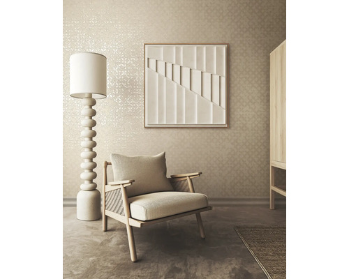 Woonkamer met fauteuil, vloerlamp en wanddecoratie