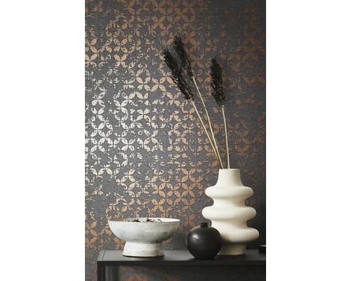 Decoratief behang met bloempatroon, vaas en schaal op een tafel