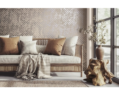 Woonkamer met patroonbehang, bank met kussens en decoratie