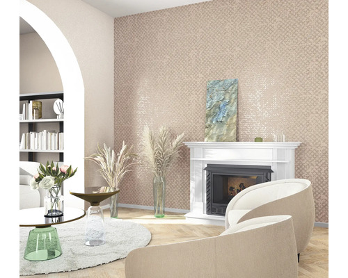 Woonkamer met patroonbehang, open haard en zitplaatsen
