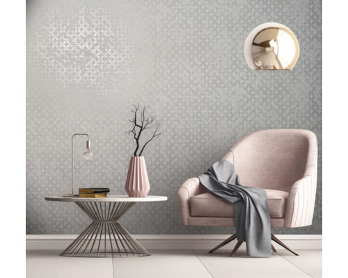 Scene met fauteuil, tafel en behang met motief
