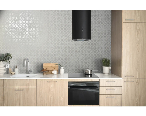 Lichte keuken met gootsteen, kookplaat, afzuigkap en houten kasten