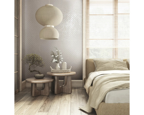 Slaapkamer met tweepersoonsbed, nachtkastjes, bonsai, decoratie en papieren lantaarn