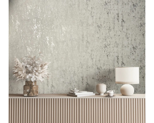 Decoratief interieur met een gestructureerd behang, een dressoir met vazen en een lamp