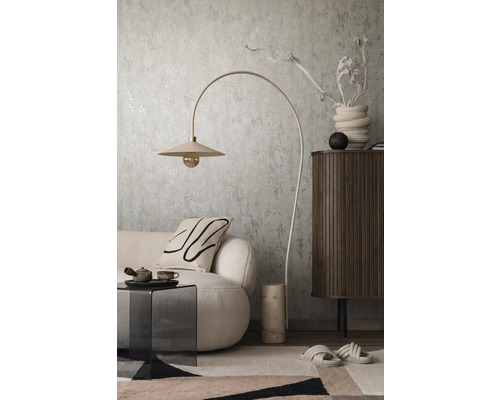 Woonkamer met vloerlamp, bank, bijzettafel en dressoir in een stijlvolle ambiance