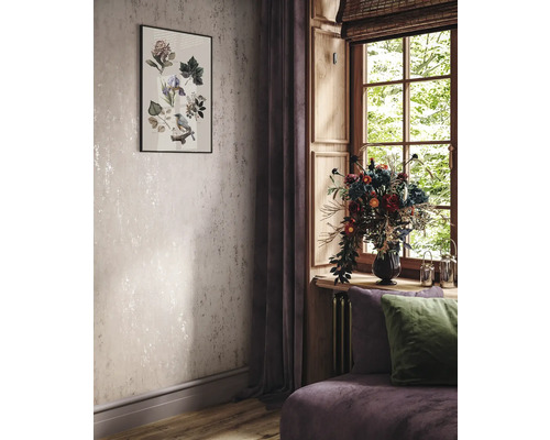 Woonkamer met patroonbehang, een ingelijste botanische prent, gordijnen en een raam met bloemstuk
