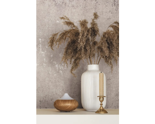 Decoratieve scène met vaas, droogbloemen, aroma diffuser en kaars