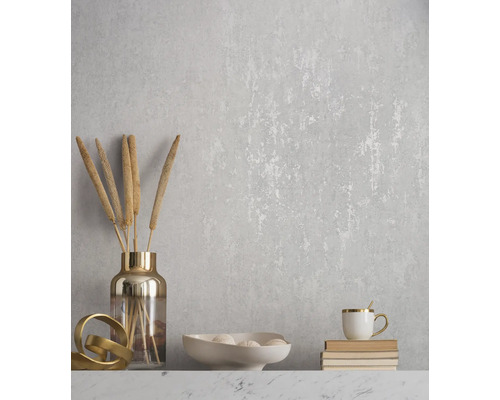 Decoratieve wand met bloemmotief, vaas met planten, schaal met decoratieve elementen en kopje op boeken